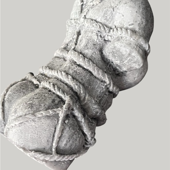 Gray “woman” candle 🕯️ FIRM PRICE, FIRST COME FIRST SERVE NO OFFERS🗣️ - Picture 8 of 8